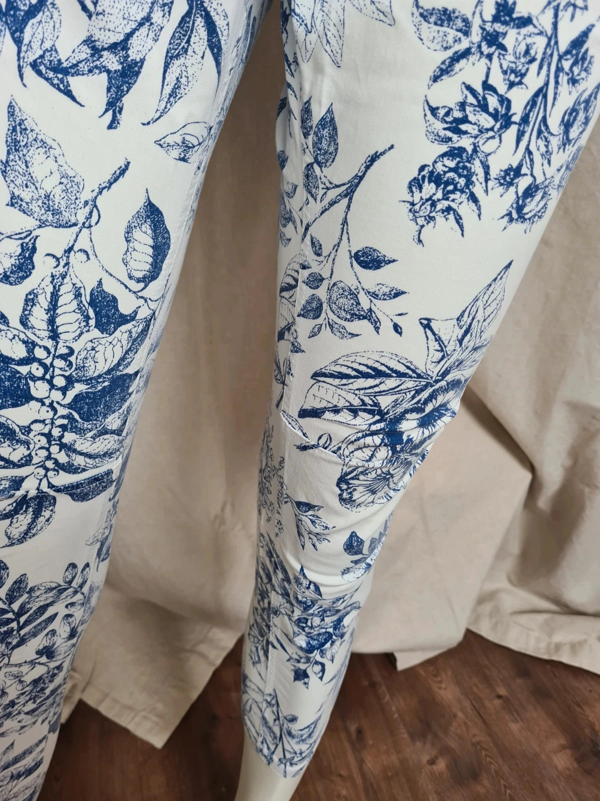 Pantalón con estampado de motivos azules – photo 2